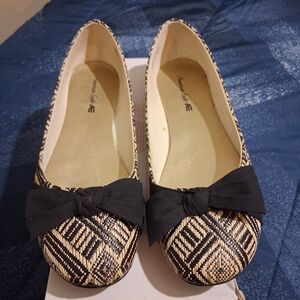 American Eagle Outfitters Women's Black and Tan Flats